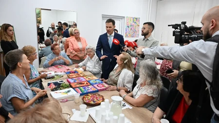 Siniša Mali u poseti Klubu za stare: Snažna podrška države penzionerima