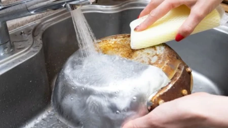 Lako i bez nepotrebnih troškova: Stavite 2 kašike sirćeta na aluminijumsku foliju i i očistite zagorelo posuđe za par minuta