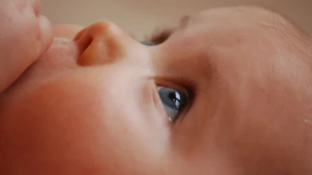 Moja beba se rodila sa plavim očima – sada, nakon godinu dana, boja im je smeđa: Evo zbog čega se ovo dešava