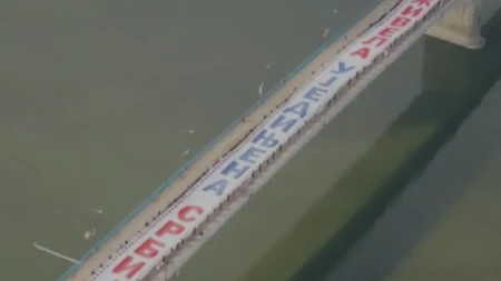 Veličanstveni prizori iz Novog Sada! Omladina slavi Dan zastave i srpskog jedinstva! (VIDEO)