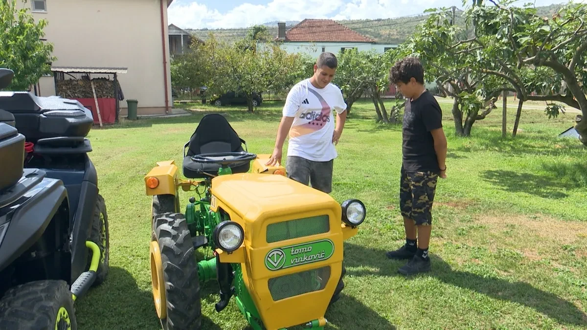 Umesto skupih telefona kupili su traktor: Dušan (14) i Đorđe (12) sami zaradili novac i ostvarili san