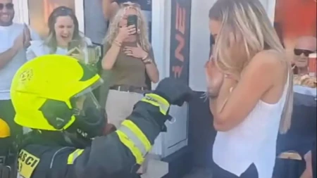 Vatrogasac iz Mostara smislio prosidbu za pamćenje: Kleknuo pred devojkom, a onda je nastao haos! (Video)