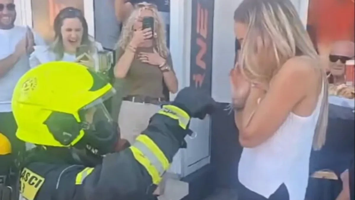 Vatrogasac iz Mostara smislio prosidbu za pamćenje: Kleknuo pred devojkom, a onda je nastao haos! (Video)