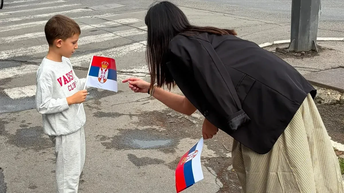 Trobojke krase Beograd: Aktivisti SNS poslali snažnu poruku na Dan srpskog jedinstva, slobode i nacionalne zastave (FOTO/VIDEO)