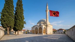 Islamska zajednica Kosova pokazala da je teroristička: Kače zastave tzv. OVK na svim džamijama