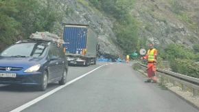Prikolica se prevrnula na magistrali, gajbe napravile haos: Policija na licu mesta