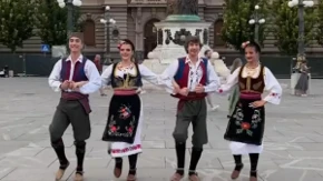 Belgijanac igra srpsko kolo usred Knez Mihailove: Obukao našu nošnju, a Srbi ga uče korake (VIDEO)
