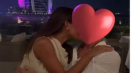 Procurile intimne fotografije naše pevačice sa biznismenom: Ona pozira u bikinuju, a on je grli (FOTO)