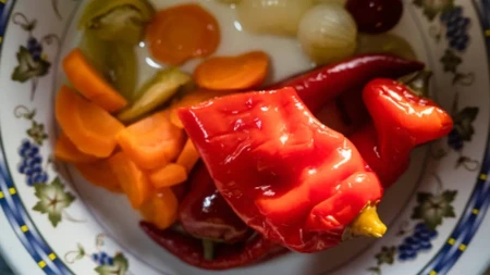 Najukusnija zimnica koja se SPREMA U SEPTEMBRU: Recept za turšiju od kupusa i šargarepe koja jača imunitet pred zimu ima jedan TRIK za savršenu hrskavost