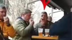 Ovako se ponaša prvi na blokaderskoj listi: Srdanović snimljen za stolom punim piva (VIDEO)