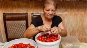 Muka vam je od guljenja paradajza? Italijanska baka Nona ima super rešenje!