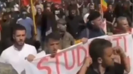Snimak iz Prištine zapalio Srbiju! Na skupu podrške Tačiju osvanuo transparent „Studenti pobeđuju“ (VIDEO)