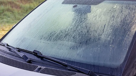 Mnogi vozači pogrešno odmagljuju stakla: Evo da li je bolji topao ili hladan vazduh