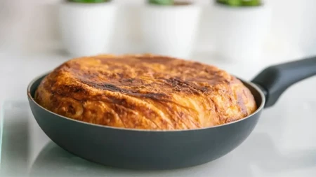 Pita sa sirom gotova za 15 minuta: Pravi se u tiganju, rerna vam ne treba!