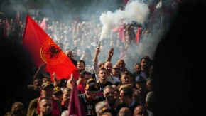 Horda zapalila krov zgrade Euleksa! Haos zbog presuda u Hagu nastavljen i tokom noći