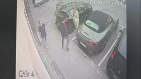 Uznemirujuć snimak!: Čekao ga da izađe iz auta, pa mu zario nož u stomak zbog sata (VIDEO)
