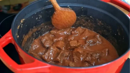 Tajna dobrog gulaša nije samo u mesu: Ova tečnost može da napravi veliku razliku, kuvari je dolivaju umesto vode pa meso bude meko kao duša