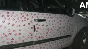 Romantično iznenađenje se pretvorilo u noćnu moru: Devojka mu ''izljubila'' auto, a onda ga je policija žestoko kaznila!