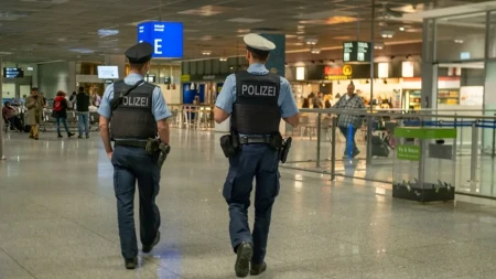 Produžili raspust deci i krenuli na put - policija ih zaustavila na aerodromu, prete im kazne do 1.000 evra