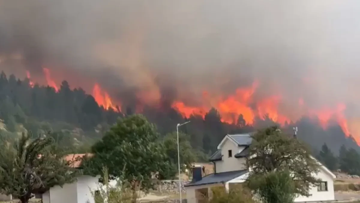 Vatra preti da proguta vikendice i crkvu: Stravičan požar u BiH (VIDEO) 