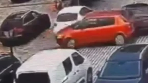 Najgore parkiranje ikada: Žena (78) krenula u rikverc, pa napravila karambol sa šest automobila!