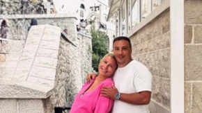 Dea Đurđević zakasnila na venčanje: Voditeljka blista u venčanici ispred Hrama, a jedan detalj svi komentarišu