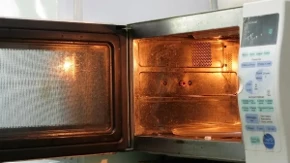 Sve se ulepi i umasti i ne može da se skine, ali ima rešenje: Evo kako očistiti unutrašnju stranu vrata na mikrotalasnoj