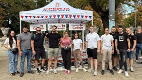 Studentski trg, preko puta Rektorata – pronađite razliku! Dva štanda, dve potpuno različite slike kampanje