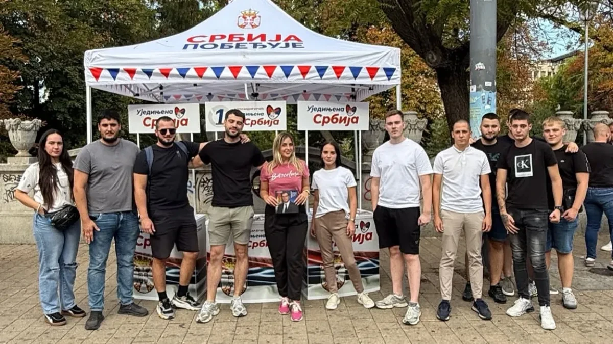 Studentski trg, preko puta Rektorata – pronađite razliku! Dva štanda, dve potpuno različite slike kampanje