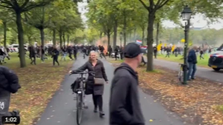 Hag gori! Demonstranti zasuli policiju bakljama i petardama, specijalci krenuli u juriš (VIDEO)