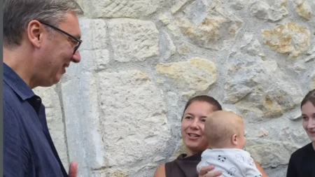 Srdačan doček Vučića u Pinosavi! Razgovarao sa porodicom sa četvoro dece, pa poslao poruku mladima