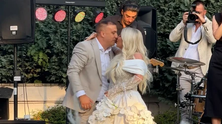 Zavirite na venčanje Dee Đurđević! Voditeljka ne skida osmeh, a Sarapa pored porodice najponosniji (VIDEO)