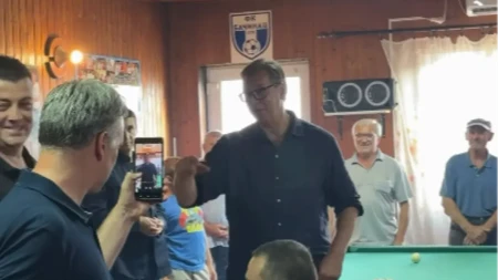„Daj i meni jedno pivo!“ Vučić svratio u kafanu u Bačincu, a onda sa meštanima otvorio ozbiljne teme (VIDEO)