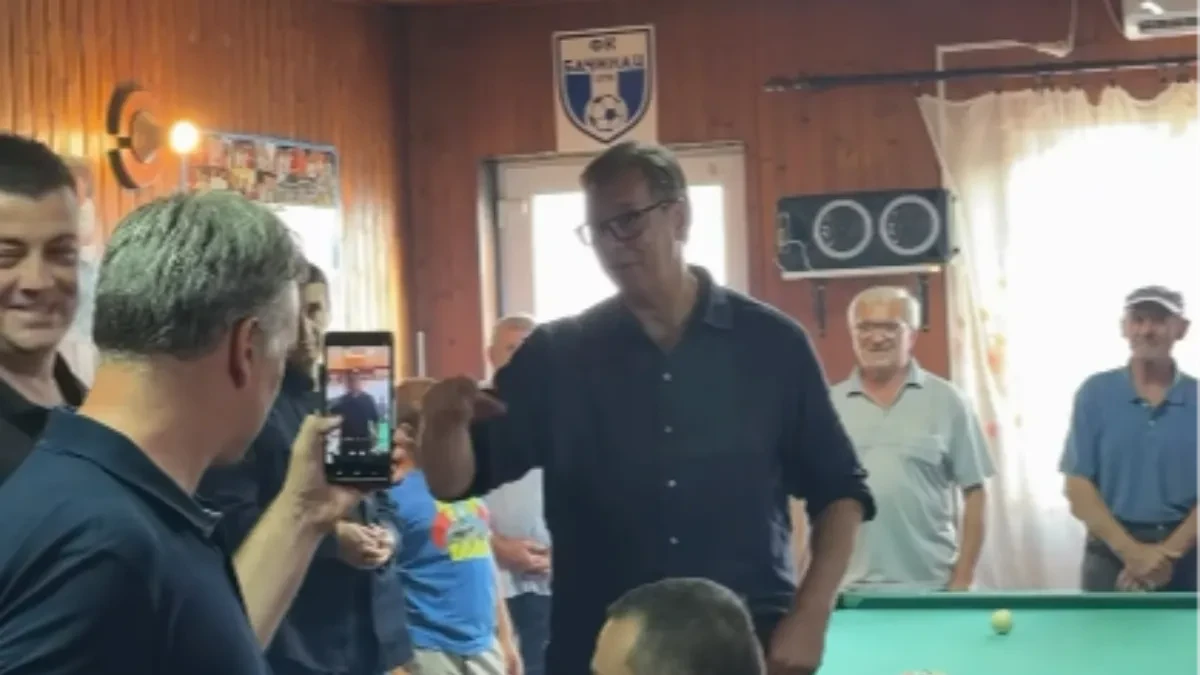 „Daj i meni jedno pivo!“ Vučić svratio u kafanu u Bačincu, a onda sa meštanima otvorio ozbiljne teme (VIDEO)