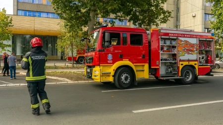 Veliki požar kod NIša guta sve pred sobom: Gore objekat i automobili, objavljen snimak drame (VIDEO)