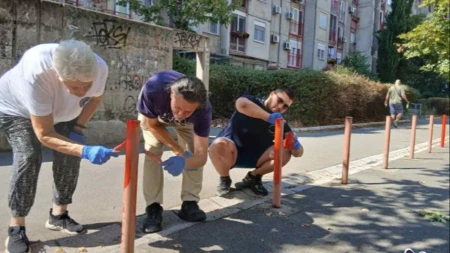 Nova akcija aktivista SNS-a na Novom Beogradu: U Bloku 61 uređuju stazu i farbaju stubiće u Ulici Jurija Gagarina