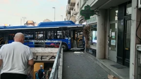 Teška nesreća u centru Beograda: Autobus sleteo sa puta i zakucao se u zgradu