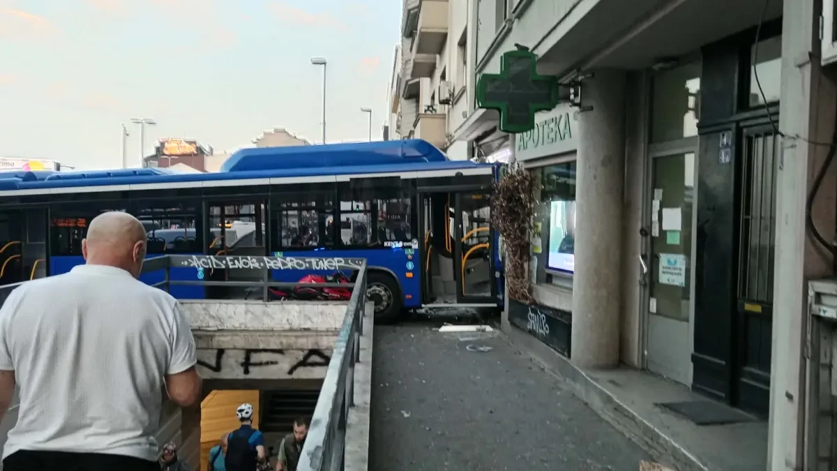 Petoro povređeno na Zelenom vencu: Autobus izgubio kontrolu i udario u taksi