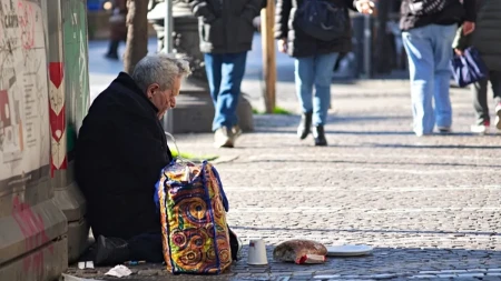 Pronašao kofer sa hiljadama evra i počeo da deli novac ljudima na ulici: Ono što je usledilo zbunilo je sve