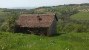 Kuća u okolini Kraljeva za 28.000 evra: 70 kvadrata, podrum i dva pomoćna objekta, a pogled puca na zelenilo
