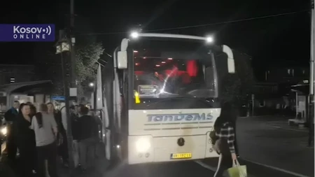 Kamenovan autobus na Kosovu! Vozio iz Beograda za Brezovicu, unutra bilo putnika