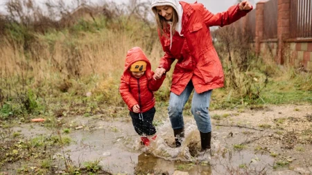 Dete hoće da skače po baricama kao Pepa Prase? Pustite ga, pedijatri objašnjavaju zbog čega je to važno