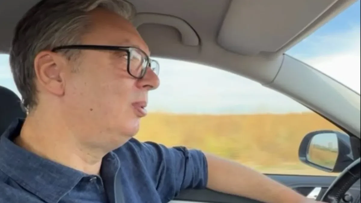 Vučić za volanom uživo na Tiktoku: Važno je da imamo što manje ministara (VIDEO)