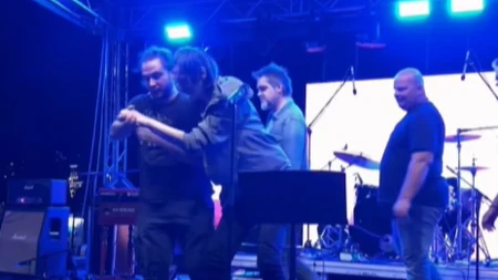 Pevača sklanjaju sa bine, nije mogao da stoji: Pojavio se jezivi snimak sa koncerta koji je hitno prekinut (VIDEO)
