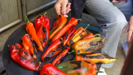 Mnogi se iznenade - tačna računica: koliko paprika stvarno treba za samo 1 kg ajvara