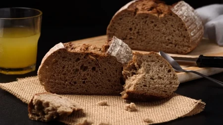 52 evra za hleb - ljudi čekaju u redu za veknu tešku čak kilogram i po
