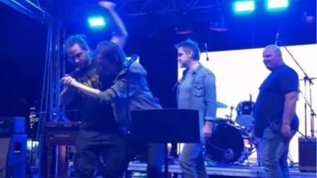 "Nije dobro!" Pevač prekinuo koncert, a sad se oglasile kolege: Zabrinuli porukom