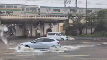 Naređena hitna evakuacija: Vetrovi nose automobile, klizišta gutaju ljude, katastrofa u Japanu (VIDEO)