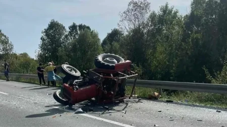 Mladić (30) zadobio prelom lobanje: Traktor se prevrnuo kod Grocke, lekari mu se bore za život