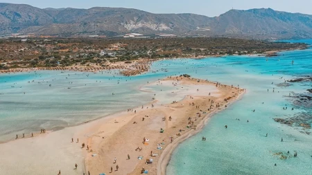 Plaža u Grčkoj izgleda kao da nije sa ove planete - ružičasti pesak i tirkizna voda osvojili svet
